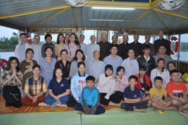 Các em Trung tâm tham gia Lễ phóng sinh do các tăng ni sinh viên – Học viện Phật giáo Việt Nam tại Huế tổ chức