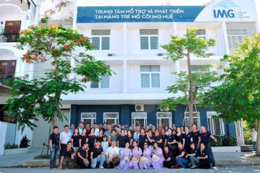Đoàn Trường THPT Bến Tre - tỉnh Vĩnh Phúc đến thăm Trung tâm Hỗ trợ và phát triển tài năng trẻ mồ côi IMG Huế