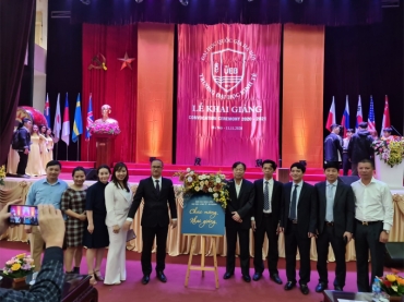 TRAO HỌC BỔNG THẮP SÁNG TÀI NĂNG VIỆT CHO SINH VIÊN NGHÈO VƯỢT KHÓ TRƯỜNG ĐẠI HỌC KINH TẾ - ĐẠI HỌC QUỐC GIA HÀ NỘI
