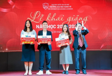Trao học bổng Tài Năng Việt trong lễ khai giảng ở trường Đại học Kinh tế – ĐHQGHN