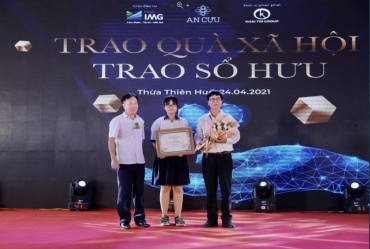 Trao tặng Quỹ hưu trí cá nhân cho các em tại Trung tâm.