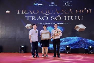Trao tặng quỹ hưu trí cá nhân cho Trung tâm hỗ trợ & phát triển tài năng trẻ mồ côi IMG Huế và Trao quà cho cán bộ IMG Huế